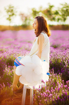 紫色花海静待花开 小清新美女唯美图片